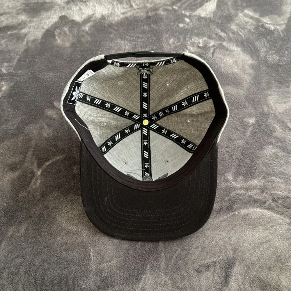 Adidas 🧢 - Picture 2 of 3